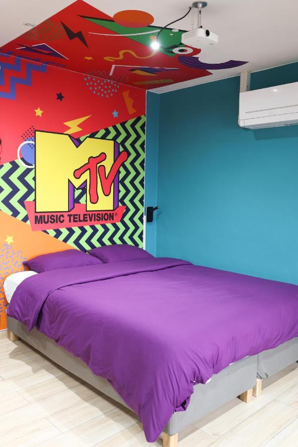 Capsule 90'S - Balneo - Sauna - Flipper - Billard - Netflix - Nintendo Switch & Jeux - Mons Exterior foto