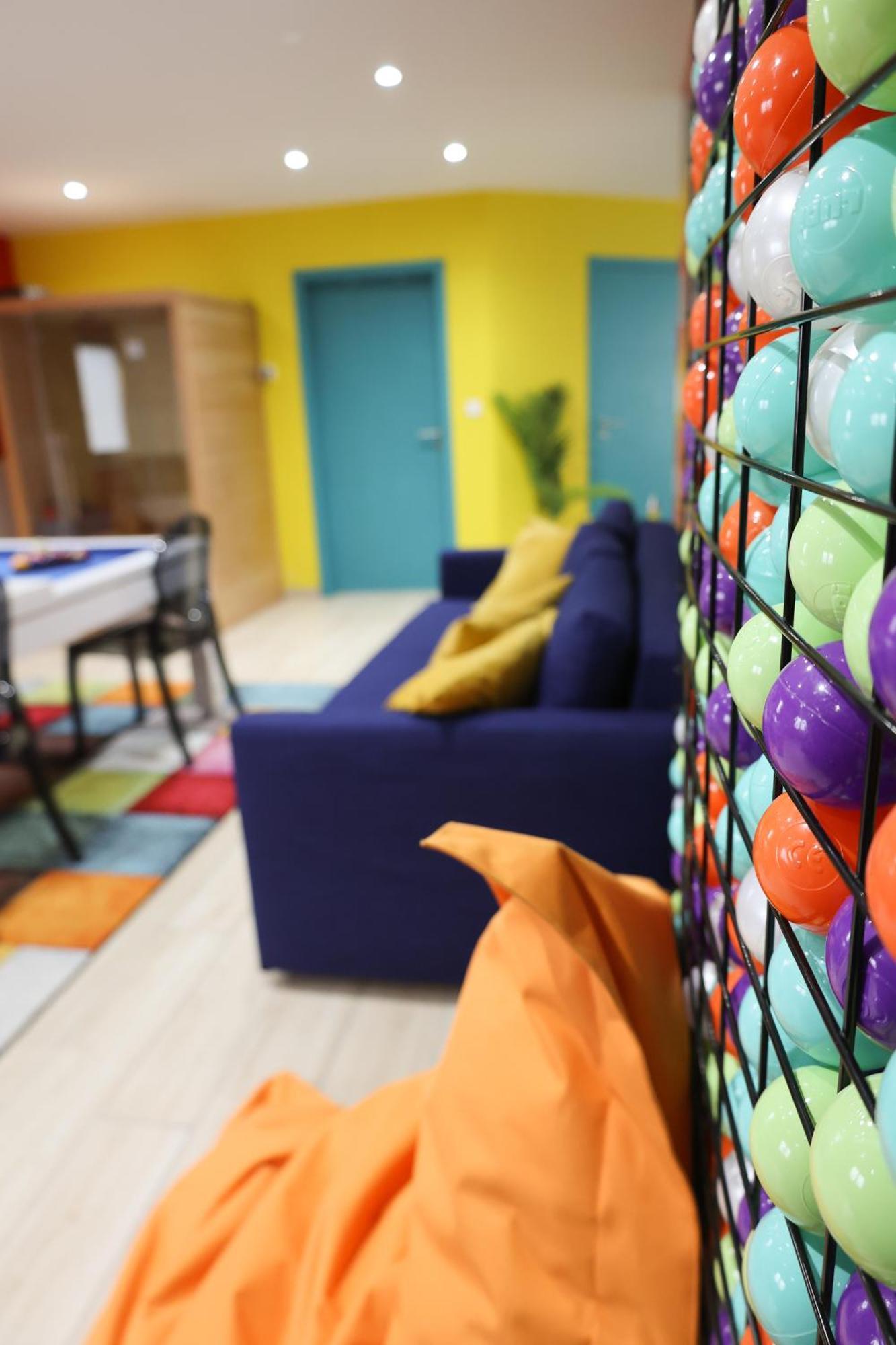 Capsule 90'S - Balneo - Sauna - Flipper - Billard - Netflix - Nintendo Switch & Jeux - Mons Exterior foto