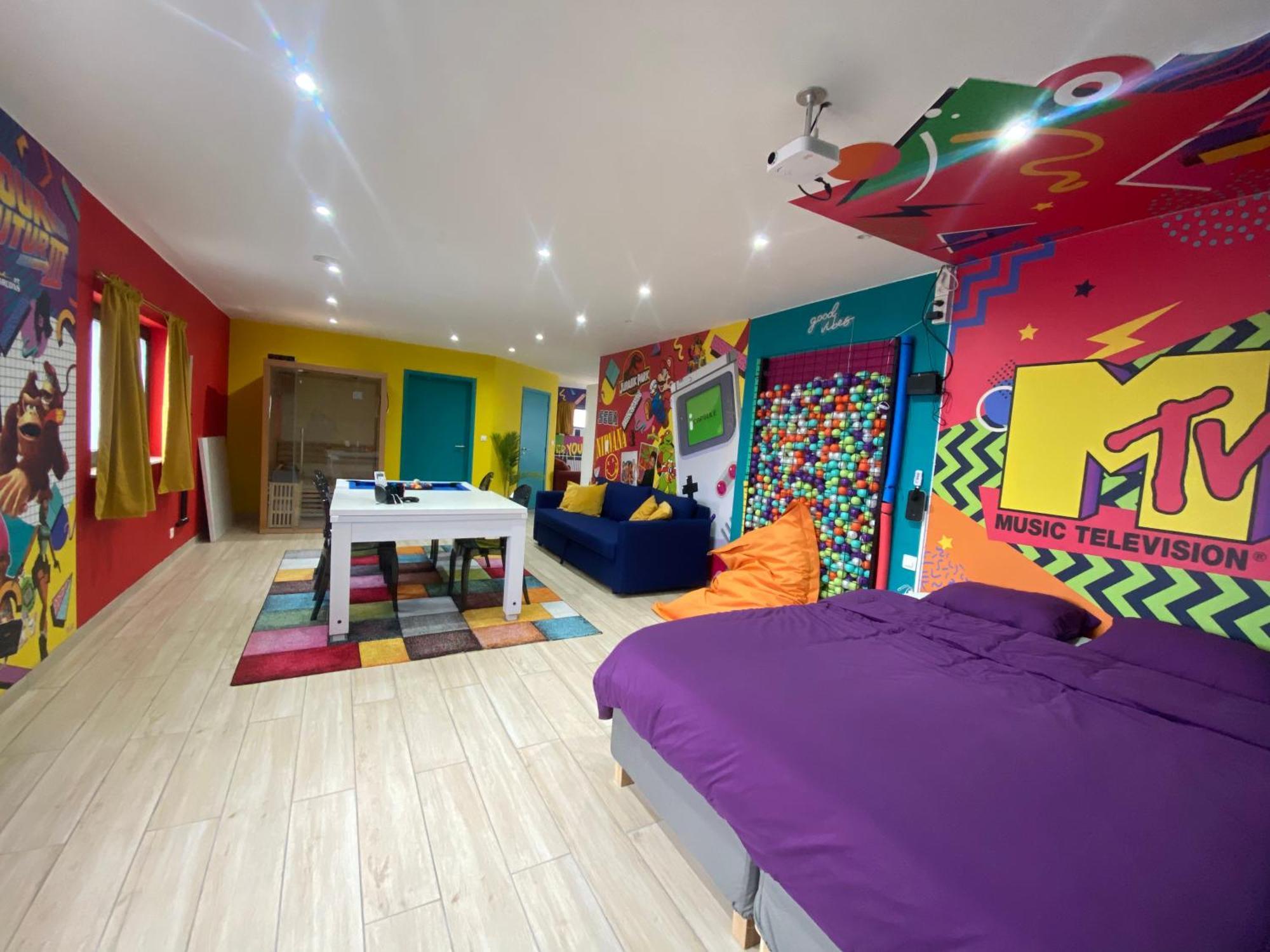 Capsule 90'S - Balneo - Sauna - Flipper - Billard - Netflix - Nintendo Switch & Jeux - Mons Exterior foto